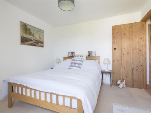 1 dormitorio con 1 cama grande con sábanas blancas en 2 bed in Winterton on Sea KT096, en Winterton-on-Sea