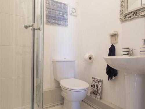 Baño blanco con aseo y lavamanos en 2 bed in Winterton on Sea KT096, en Winterton-on-Sea