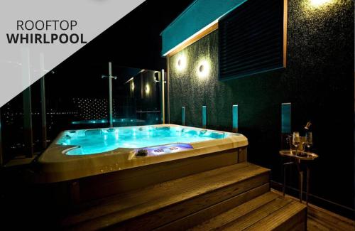 Miramare Magnetic Beach Hotel في كوبوليتي: حمام مع حوض جاكوزي في الغرفة