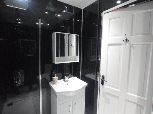 een badkamer met een witte wastafel en een spiegel bij 1 bed in Beccles 65080 in Beccles