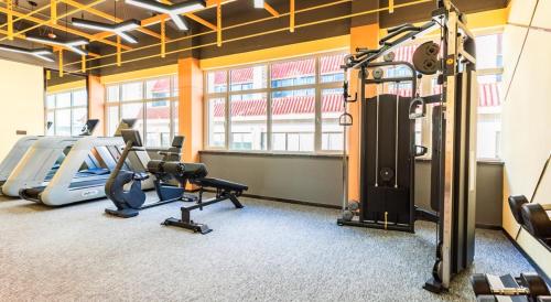 Fitness centrum a/nebo fitness zařízení v ubytování Atour Hotel Weihai City Center