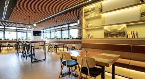 un restaurante con mesas y sillas en una habitación en Atour Hotel Tianjin Binhai Second Avenue Branch en Binhai