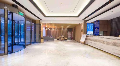 a lobby of a building with a large room at Atour Hotel (Zhangjiakou High-tech Zone) in Zhangjiakou
