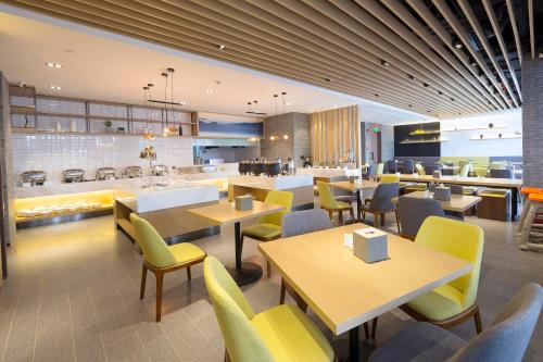 restaurację ze stołami i krzesłami oraz kawiarnię w obiekcie Atour Hotel (Zhangjiakou High-tech Zone) w mieście Zhangjiakou