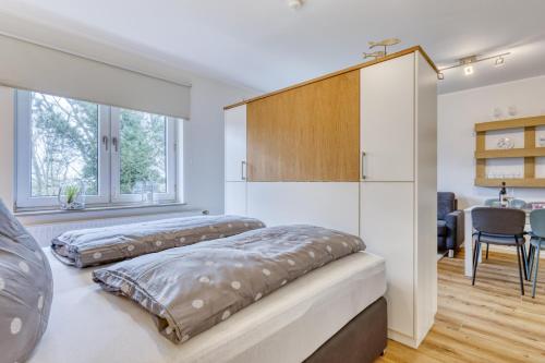 2 Betten in einem Zimmer mit Fenster in der Unterkunft Ferienwohnung AHOI in Norderney