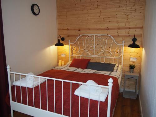 um quarto com uma cama branca e um cobertor vermelho em Penzion V peřině em Trojanovice