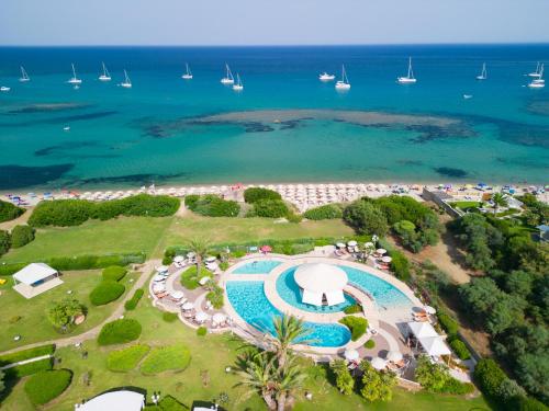 - une vue aérienne sur un complexe avec une piscine dans l'établissement Hotel Baia Di Nora, à Pula