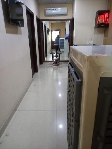 un corridoio di una camera con bancone e piano di ROYAL RESIDENCY a Gangānagar