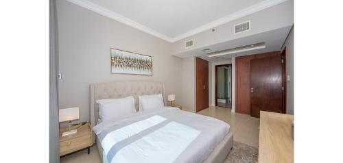 Postel nebo postele na pokoji v ubytování HomesGetaway -Fanciful 1BR Apartment in JLT Lake View