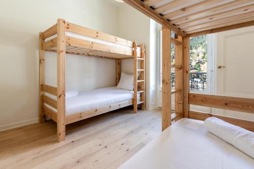 een kamer met 2 stapelbedden en een raam bij Majestic - Appartement 2 pas du centre-ville Chamo in Chamonix-Mont-Blanc