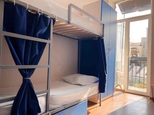 Letto a castello in camera con finestra di Hostel on Universytet a Kiev