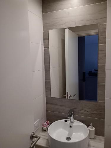 a bathroom with a sink and a mirror at Monoambiente nuevo , Zona Guemes in Mar del Plata