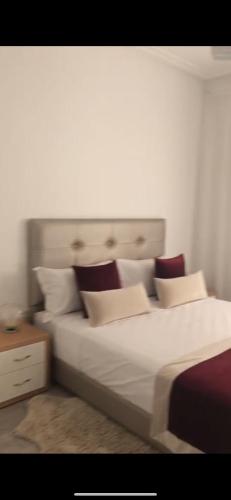 1 dormitorio con 1 cama blanca grande con almohadas en Apartamento ik en marrakech, en Marrakech