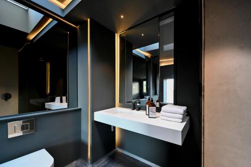 a bathroom with a sink and a mirror at Contemporary home in historic town in Woodstock