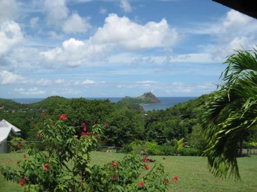 - Vistas al océano desde la casa en Spanish-style Ocean view Villa set in garden - Calypso Court villa, en Cap Estate