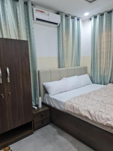Habitación pequeña con cama y ventana en Hencap apartment services, en Lagos