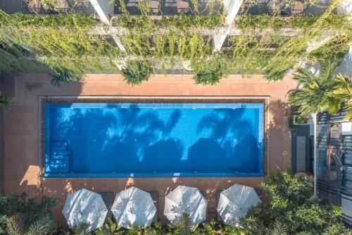 uma vista superior de uma piscina com plantas em Grand Yard La Residence em Siem Reap