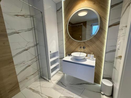 uma casa de banho com um lavatório e um espelho em Trzy Wyspy Barlinek em Barlinek