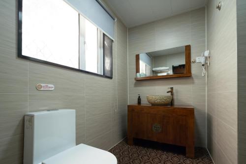 Koupelna v ubytování East Sacred Hotel ᴸᴱO Celebrating our 1st anniversary ---Foreign Accept English-Speaking Team--- 2 mins-walk to Subway丨Customized Tour Better-Live like a Local丨Near Tiananmen Forbidden丨Free Laundry,coffee,snacks and wifi-unlimited Software Leo