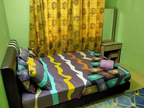 een slaapkamer met een bed met een zebradeken bij JAMSYIR HOMESTAY BAJET in Pendang