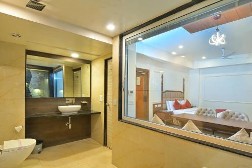 La salle de bains est pourvue de toilettes, d'un lavabo et d'une baignoire. dans l'établissement Hotel Hari Piorko - New Delhi Railway Station, à New Delhi