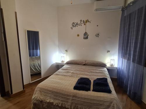 una camera con un letto con due cuscini sopra di Bulas 24 a Toledo