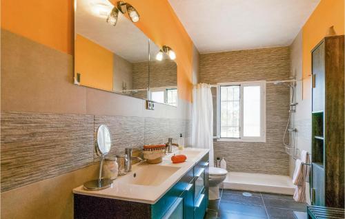 La salle de bains orange est pourvue d'un lavabo et de toilettes. dans l'établissement 3 Bedroom Awesome Home In Carmona, à Carmona