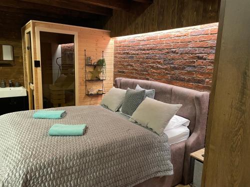 - une chambre avec un lit et 2 oreillers dans l'établissement Vila Relax, à Donovaly