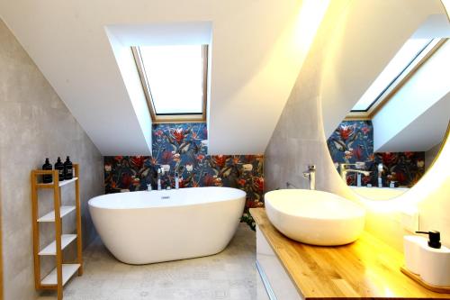 un bagno con una grande vasca e un lavandino di Villa Park 7 a Wapnica