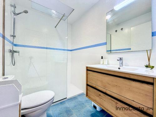 een badkamer met een toilet, een wastafel en een douche bij Mar Blau Estartit Rental in L'Estartit