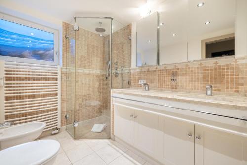 uma casa de banho com um WC, um lavatório e um chuveiro em NEU! Ferienwohnung Kuestenchalet in Keitum auf Sylt em Keitum