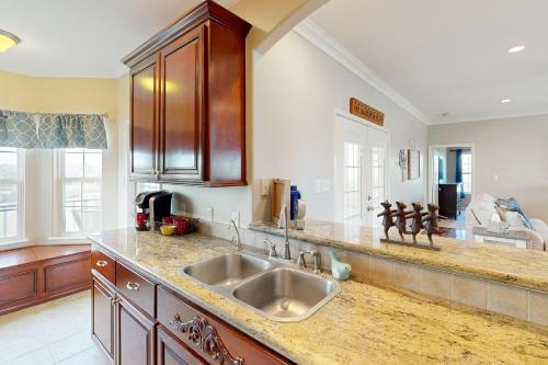 Una cocina con fregadero y armarios de madera. en The Blue Bayou, en Danbury