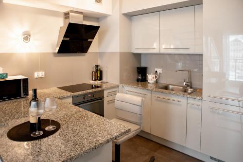 una cucina con armadi bianchi e piano di lavoro di Apartament Panoramiczny a Polanica-Zdrój