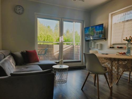 TV a/nebo společenská místnost v ubytování Apartament Oaza Spokojna 24