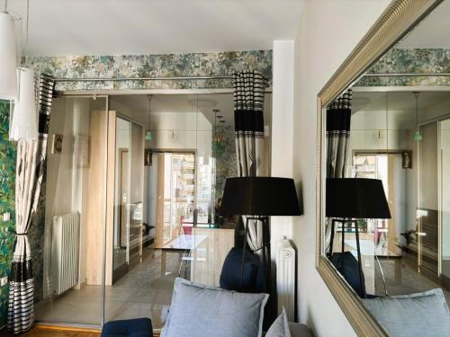 einen Spiegel in einem Zimmer mit Sofa und Tisch in der Unterkunft Apartament Athina in Athen