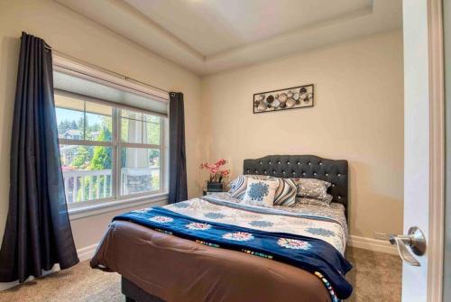 een slaapkamer met een bed en een raam bij SOOTHING VILLA: Spacious house, nice neighborhood in Mill Creek