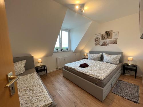1 dormitorio con 1 cama y 2 mesitas de noche en Wohnperle*WindbergBlick*ruhig, en Wilsdruff
