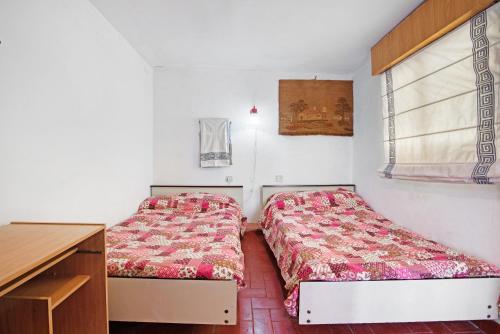 a bedroom with two beds and a desk at Atico con doble terraza Jerica in Jérica