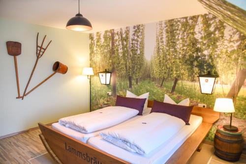 Schlafzimmer mit einem Bett mit Wandgemälde in der Unterkunft Hotel Nürnberger Hof in Neumarkt in der Oberpfalz