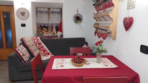 ein Wohnzimmer mit einem Tisch und einem Sofa in der Unterkunft L'Antica Canonica di Casa Bernardi, Wi-Fi posto auto pet friendly in Trient