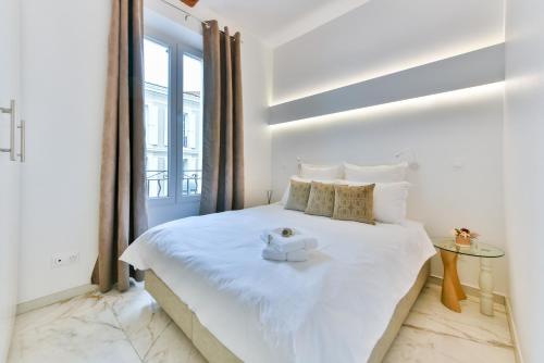 - une chambre dotée d'un lit blanc avec un ours en peluche dans l'établissement Alba apartment antibes street, by Welcome to Cannes, à Cannes