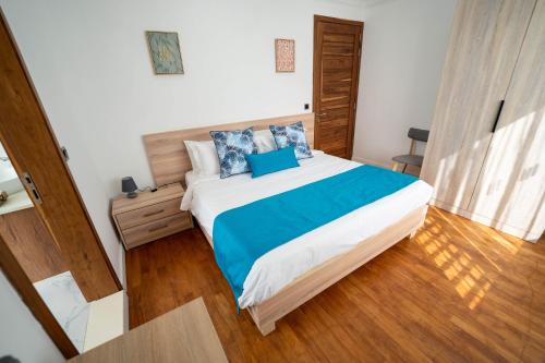 佩雷貝勒的住宿－Villa Ocean Vista by Swarga Mauritius，一间卧室配有一张带蓝色枕头的大床