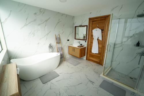 佩雷貝勒的住宿－Villa Ocean Vista by Swarga Mauritius，带浴缸、淋浴和盥洗盆的浴室