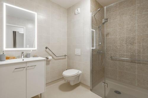 La salle de bains est pourvue d'une douche, de toilettes et d'un lavabo. dans l'établissement Résidence de Bourges, à Bourges