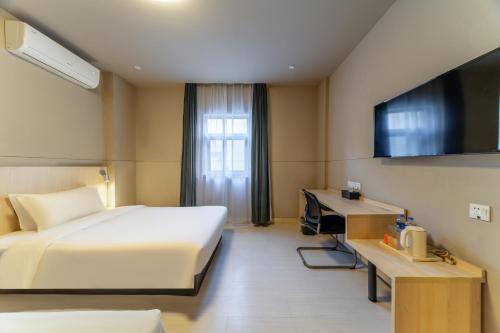 Televisyen dan/atau pusat hiburan di Maixinge Hotel - shuttle bus to Shanghai Pudong International Airport
