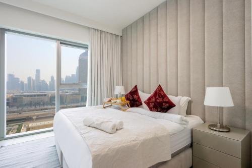Postel nebo postele na pokoji v ubytování Livbnb Suites - Lavish 2BR w/ Burj Khalifa Views & Near Dubai Mall