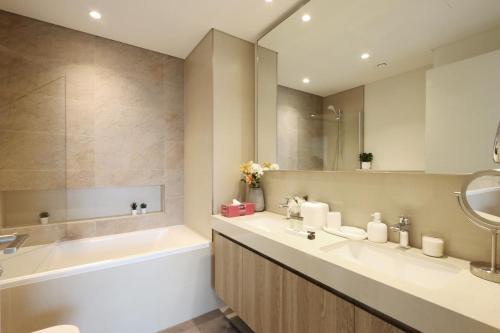 Koupelna v ubytování Livbnb Suites - Lavish 2BR w/ Burj Khalifa Views & Near Dubai Mall