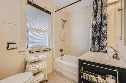 ein Badezimmer mit einem WC, einer Badewanne und einem Waschbecken in der Unterkunft Prime Location walk to attractions w Free Parking in Seattle