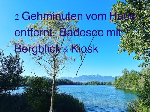 una vista del lago con las palabras mezcla intermitente de banquetes en ENTSPANNUNG AM SELTENHOF en Rosenheim