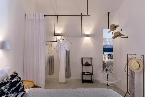 3 Caves by Caldera Houses